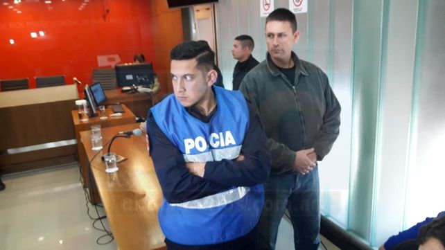 Custodios y policías obstaculizando la tarea de los reporteros gráficos.