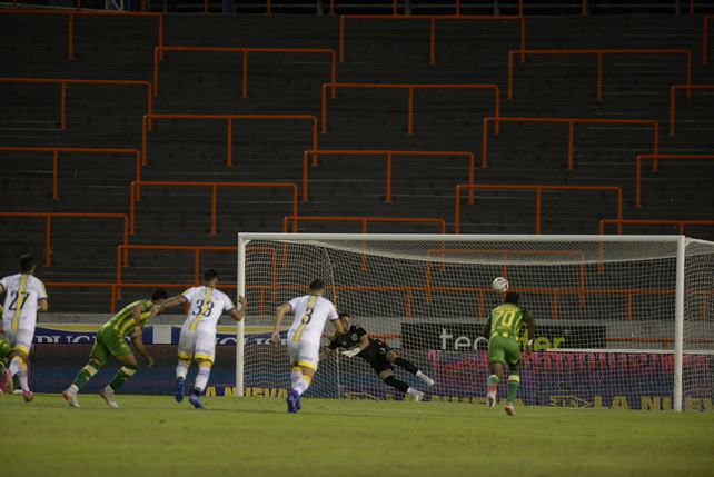 Báez cortó a Mosquera sin necesidad y Cauteruccio anotó de penal para Aldosivi. Central sigue en picada. .