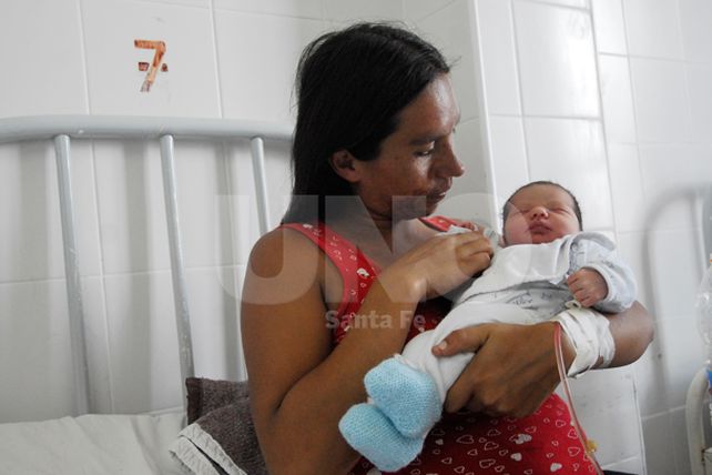 Dio a luz a su hija sobre una calle de Alto Verde y dentro de un auto