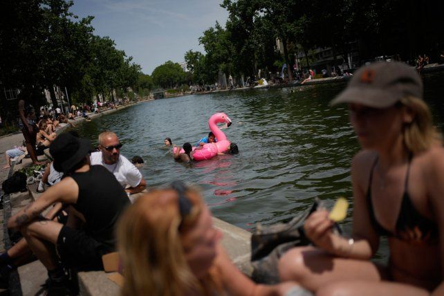 Los parisinos encontraron refugio en el canal Saint-Martin.