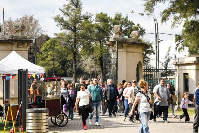 Rosario Outlet: galpones colmados de gente a la caza de ofertas