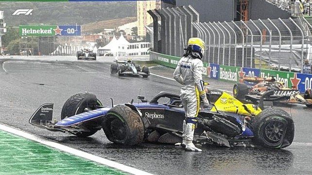 El argentino se pegó con el Williams y se debió parar la carrera con bandera roja.