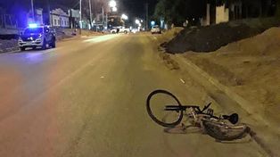 Ciclista se encuentra grave tras ser chocado por un auto