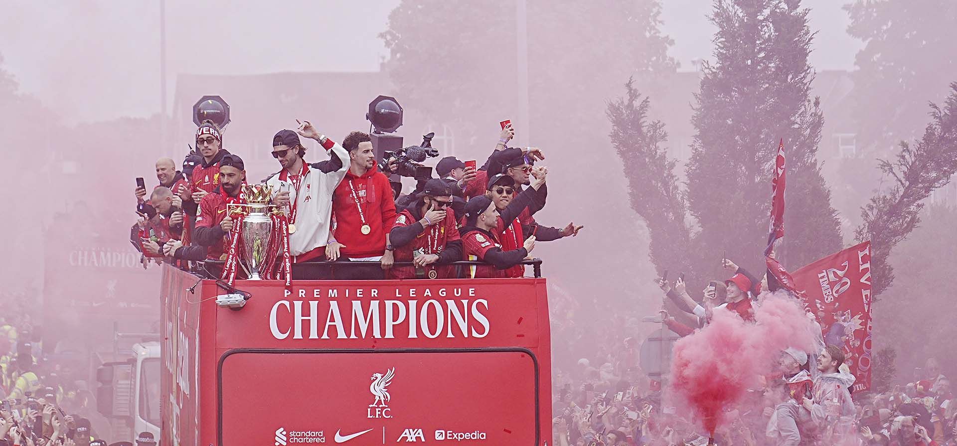 Los jugadores del Liverpool festejan en la parte superior de un autobús durante el desfile de la victoria de la Premier League del Liverpool FC en Liverpool, Liverpool, Inglaterra, el lunes 26 de mayo de 2025. (Foto AP/Jon Super)