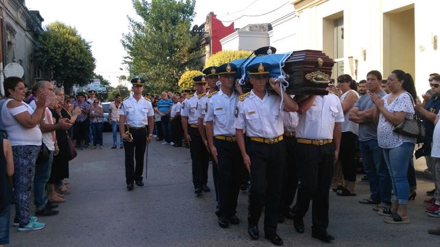 Sentida ceremonia. La población de Gualeguaychú quedó impactada por el crimen del policía. Foto: Diario El Argentino.