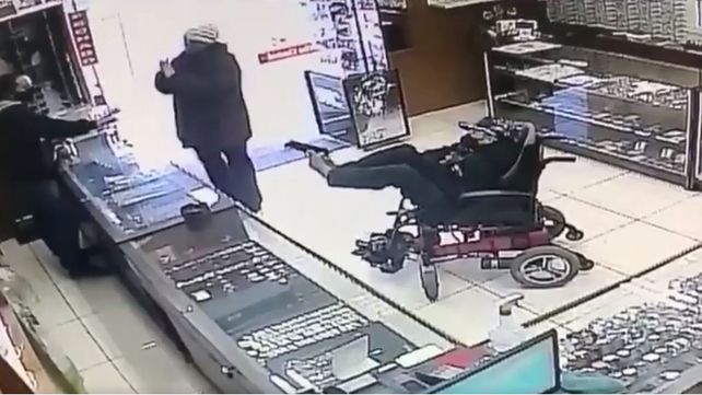 Video: un hombre sin brazos asaltó una joyería