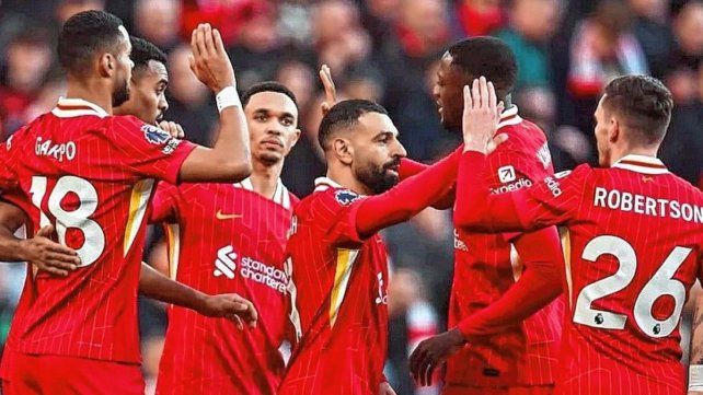 Liverpool goleó al Ipswich Town y continúa en la vanguardia de la Premier League.