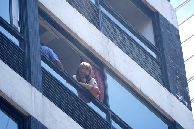 Feroz incendio en un edificio lindero a la Secretaría de Trabajo de la Nación en Buenos Aires