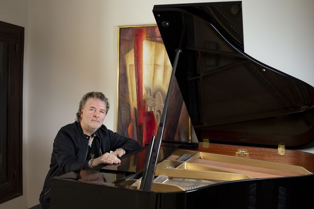 Mateos repasará sus canciones más emblemáticas con una orquesta de 30 músicos.