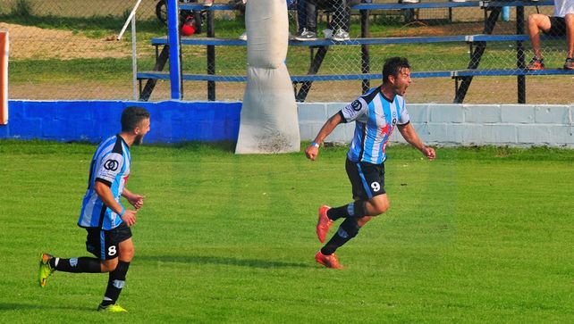 Matía Benítez abrió el camino de la victoria ante Arsenal de Viale en la 10° fecha del Federal B. Foto UNO Juan Manuel Hernández
