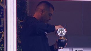 La imagen de la discordia. Juan Román Riquelme habitualmente toma mates durante los partidos, pero con la derrota de este lunes los hinchas explotaron.