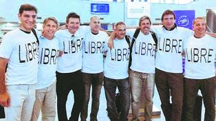 abrazados. El grupo de rosarinos, antes de partir a Nueva York, donde fueron para celebrar los 30 años de egresados del Politécnico.