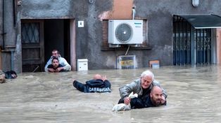 Las calles estaban convertidas en ríos y los bomberos rescataron gente que quedó atrapada en sus casas a lugares seguros.