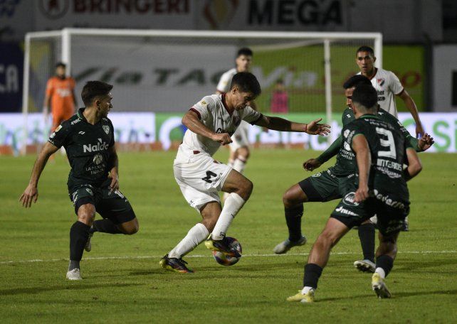 Sforza maniobra rodeado de tres jugadores de Sarmiento. Newells sacó un punto en Junín
