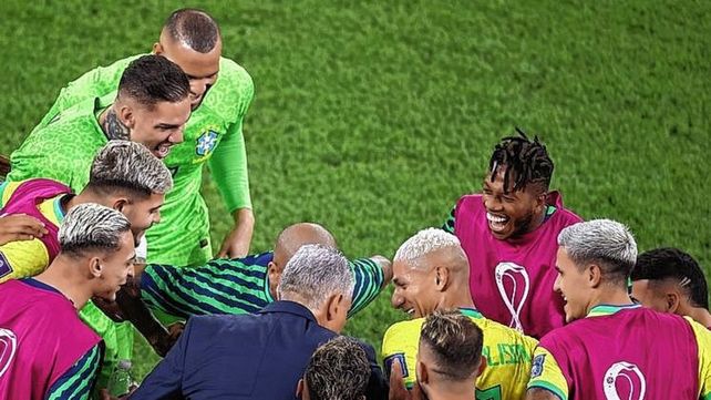 Tité junto a los jugadores.