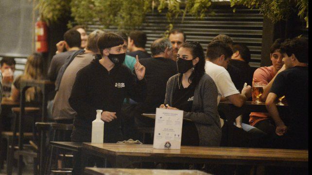 En las puertas de todos los comercios gastronómicos de Pichincha hay sanitizantes para quienes ingresan al local.