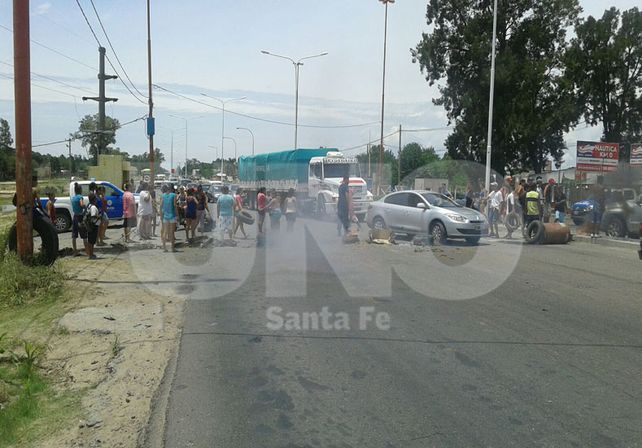 Caos en el tránsito. Pasado el mediodía el corte fue total y dificultó la circulación por el lugar.