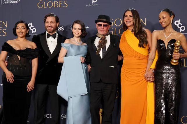 El director y reparto de "Emilia P&eacute;rez" en los Globos de Oro 2025