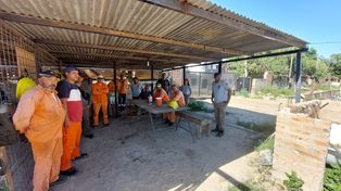 Trabajadores de la Uocra aguardan noticias en la obra del Parque Federal en la ciudad de Santa Fe.