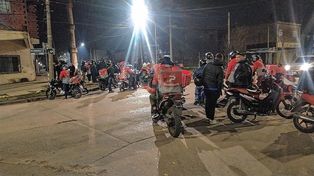 Tras el violento asalto a la joven delivery embarazada, sus compañeros ubicaron la moto robada en Villa Hipódromo.