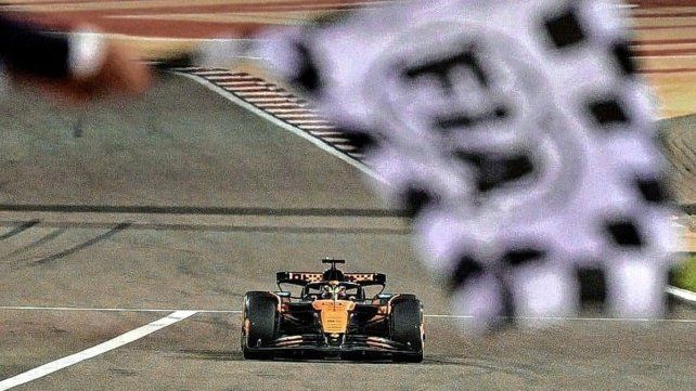 El australiano Oscar Piatri llegó primero a la bandera a cuadros en Sakhir.