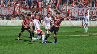 Patronato cayó 1-0 ante Talleres de Remedios de Escalada y complica su panorama.