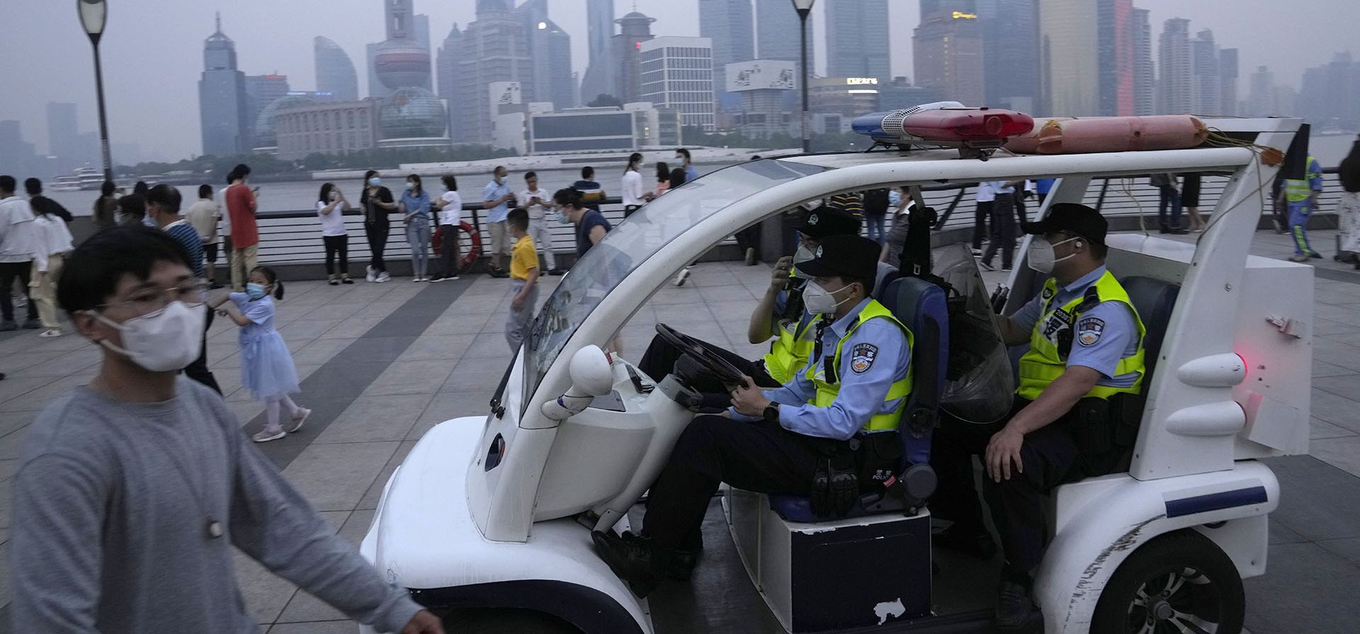 Policías chinos patrullan el área del bund, en Shanghái. Los piratas informáticos afirman haber obtenido una gran cantidad de datos sobre mil millones de chinos de una base de datos de la policía de Shanghái en una filtración que, de confirmarse, podría ser una de las filtraciones de datos más grandes de la historia.