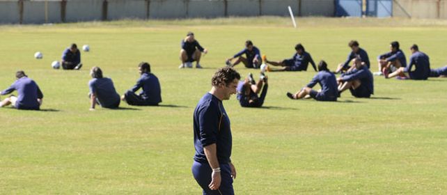 Difícil decisión. El técnico canalla sabe que tiene que dar un golpe de timón para intentar ganar el ascenso. (foto: Celina Mutti Lovera)