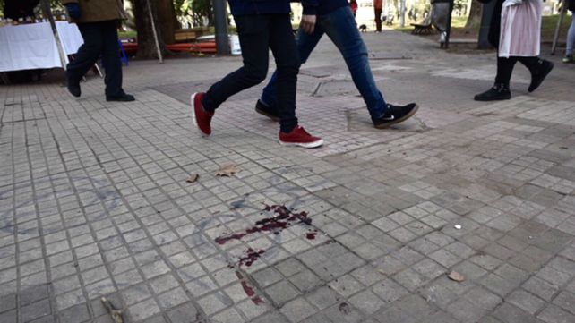 El homicidio ocurrió en uno de los sectores de la plaza López. Esta mañana se veían los rastros de la agresión.