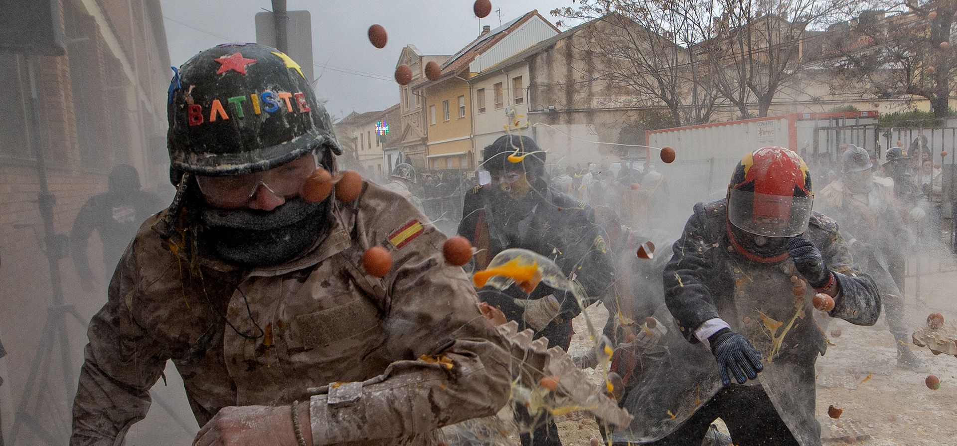 Los participantes interactúan en el festival Els Enfarinats, una batalla de harina, huevos y petardos, en la localidad de Ibi, cerca de Alicante, España, el domingo 28 de diciembre de 2025. (Foto AP/Alberto Saiz) Los participantes interactúan en el festival Els Enfarinats, una batalla de harina, huevos y petardos, en la localidad de Ibi, cerca de Alicante, España, el domingo 28 de diciembre de 2025. (Foto AP/Alberto Saiz)