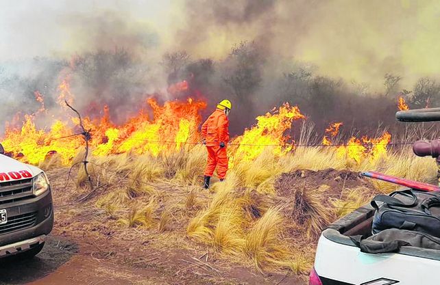 Valle de Punilla. Unos 200 bomberos trabajaron ayer por la tarde para contener el fuego.