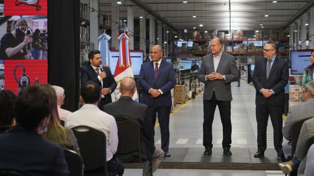 Acto. Autoridades nacionales y el gobernador en la entrega de la certificación para el crédito a Liliana. &nbsp;