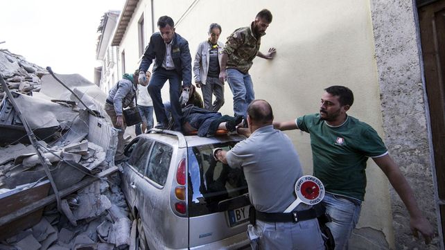 Ascienden a 120 los muertos por el devastador terremoto en el centro de Italia