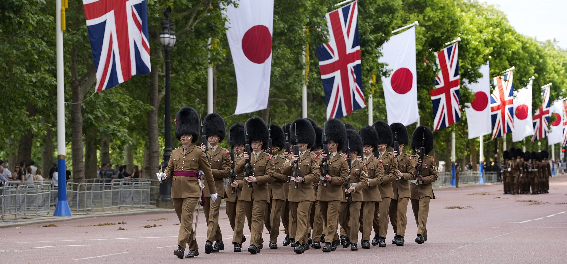 Banderas bordean el centro comercial mientras soldados y policías ensayan para la ceremonia de bienvenida del Emperador y la Emperatriz de Japón, en Londres, el lunes 24 de junio de 2024. (Foto AP/Kirsty Wigglesworth) Banderas bordean el centro comercial mientras soldados y policías ensayan para la ceremonia de bienvenida del Emperador y la Emperatriz de Japón, en Londres, el lunes 24 de junio de 2024. (Foto AP/Kirsty Wigglesworth)