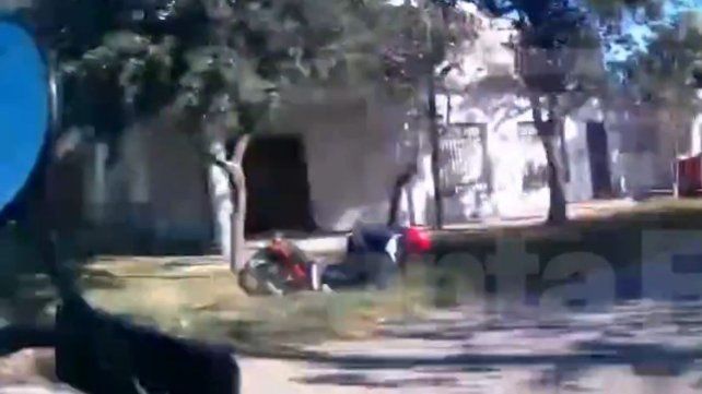 Robó una moto frente al Hospital Español, lo persiguió la Policía y cayó a una zanja