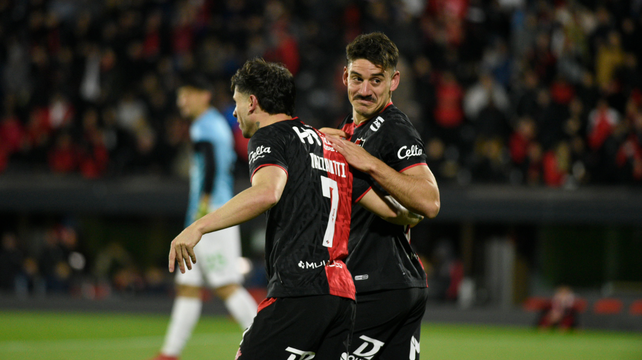 Cóccaro anotó el primero de Newells frente a Banfield y celebra con Mazzantti