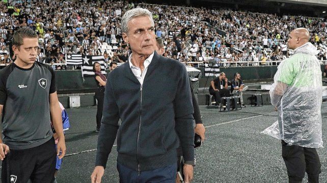 Luis Castro dejó Botafogo para irse a Arabia.