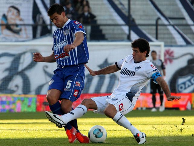 Quilmes venció al Tomba con un golazo de Caneo