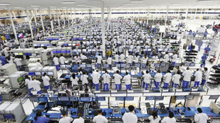 La gigantesca planta de Foxconn tiene 300 mil obreros. Estos se han rebelado contra las pésimas condiciones de vida dentro de la ciudad-fábrica.&nbsp;