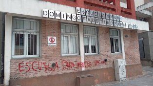 En el frente de la escuela Nº 48 Domingo Faustino Sarmiento, de Paraná, apareció una pintada que generó repudio de la comunidad educativa