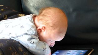 Dejó a su bebé jugar con la tablet: le hizo compras por 10 mil  dólares
