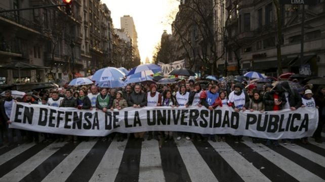 Bandera. El reclamo de los gremios universitarios y los estudiantes en defensa de la educación pública copó ayer la ciudad de Buenos Aires.