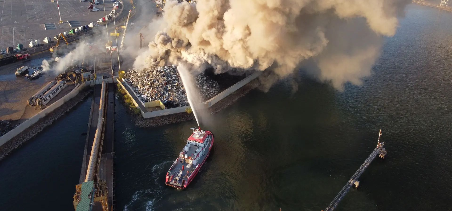 Puerto de Oakland, California, Estados Unidos. Un barco de bomberos combate las llamas después de que se desata un incendio en el puerto de Oakland. Fotografía: Michael Ho Wai Lee/SOPA Images/Shutterstock Puerto de Oakland, California, Estados Unidos. Un barco de bomberos combate las llamas después de que se desata un incendio en el puerto de Oakland. Fotografía: Michael Ho Wai Lee/SOPA Images/Shutterstock