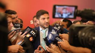 Yo me comprometo a que los salarios van a estar por encima de los niveles de inflación, si la recaudación está por encima de esa inflación”, prometió el gobernador Maximiliano Pullaro.