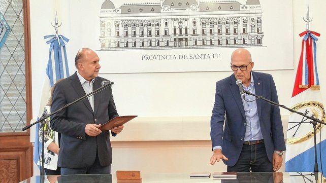 Omar Perotti le tomó juramento al nuevo titular de la cartera de Educación