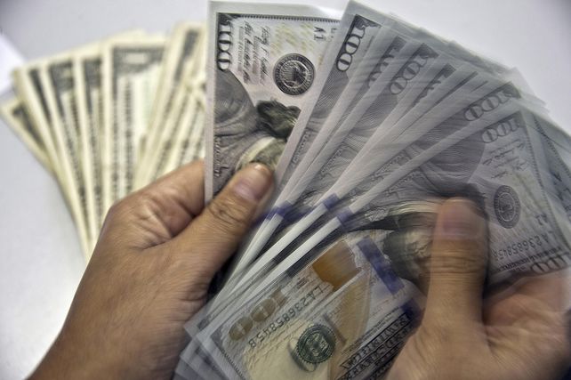 Dólar. El gobierno habilitó la libre flotación del tipo de cambio con intervención del Banco Central dentro de una banda entre $1.000 y $1.400