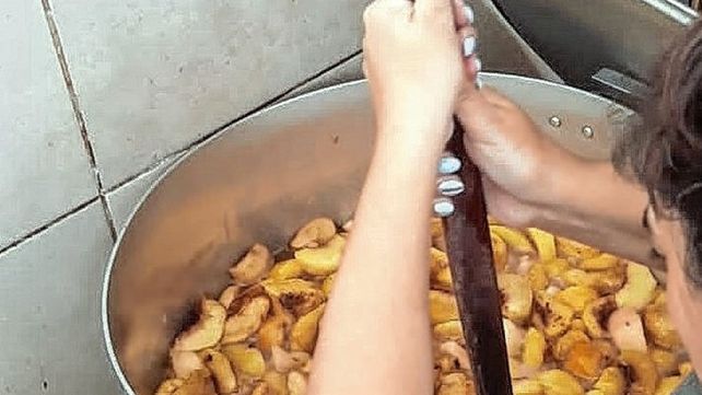 En el Hogar de Cristo aprenden a hacer conservas.