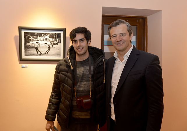 El fotógrafo Luis Giménez Beresiartu junto con el vicegobernador Adan Bahl. &nbsp;