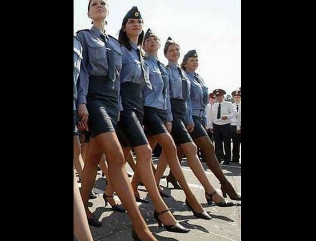 Los diminutos uniformes de las policías rusas generaron revuelo y prohibiciones