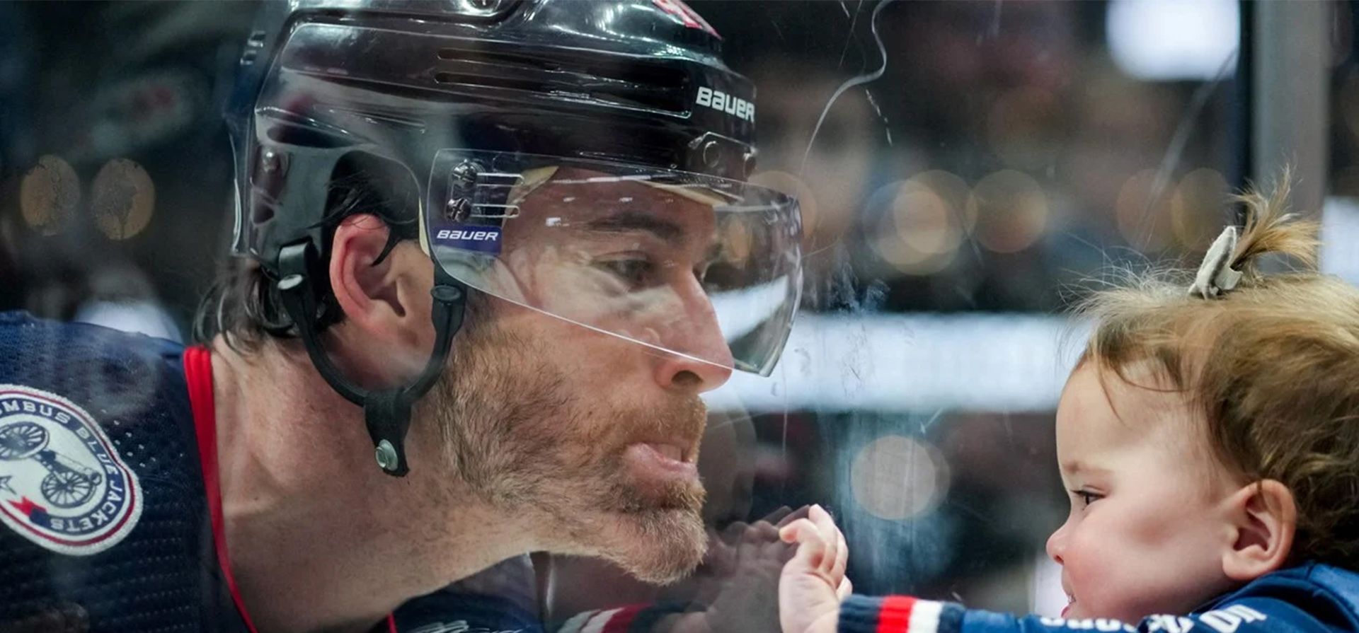Columbus, Ohio, Estados Unidos; Erik Gudbranson, defensor de Columbus Blue Jackets, hace caras con su hija durante los calentamientos antes de un partido contra los Philadelphia Flyers en Nationwide Arena. Foto: Aaron Doster-USA TODAY Sports / REUTERS Columbus, Ohio, Estados Unidos; Erik Gudbranson, defensor de Columbus Blue Jackets, hace caras con su hija durante los calentamientos antes de un partido contra los Philadelphia Flyers en Nationwide Arena. Foto: Aaron Doster-USA TODAY Sports / REUTERS